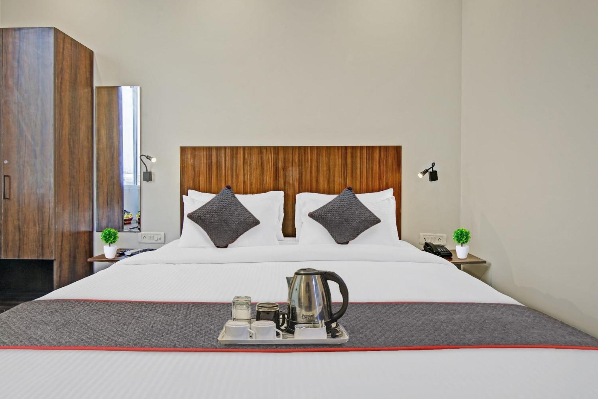 Townhouse Golden Frame Hotel Ghaziabad Ngoại thất bức ảnh