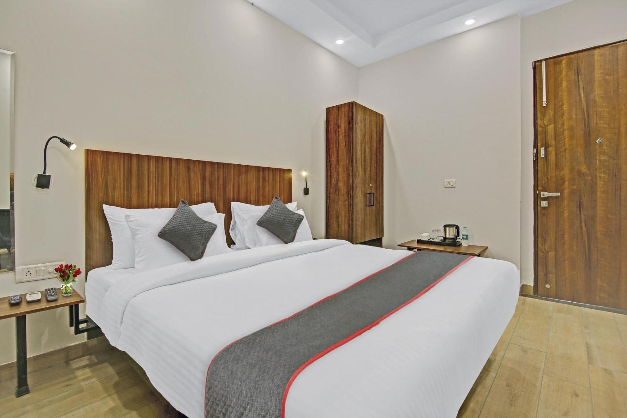 Townhouse Golden Frame Hotel Ghaziabad Ngoại thất bức ảnh