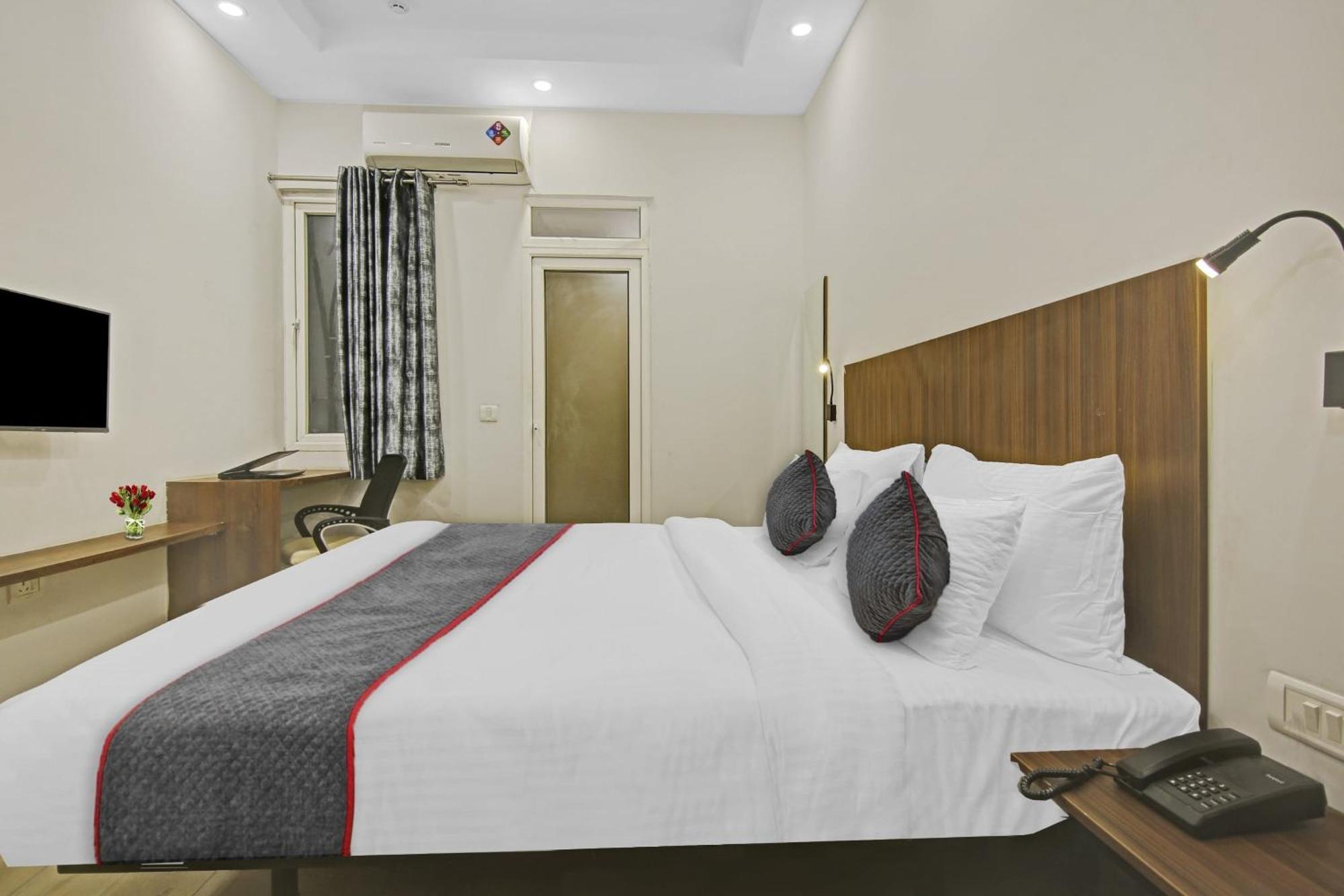Townhouse Golden Frame Hotel Ghaziabad Ngoại thất bức ảnh