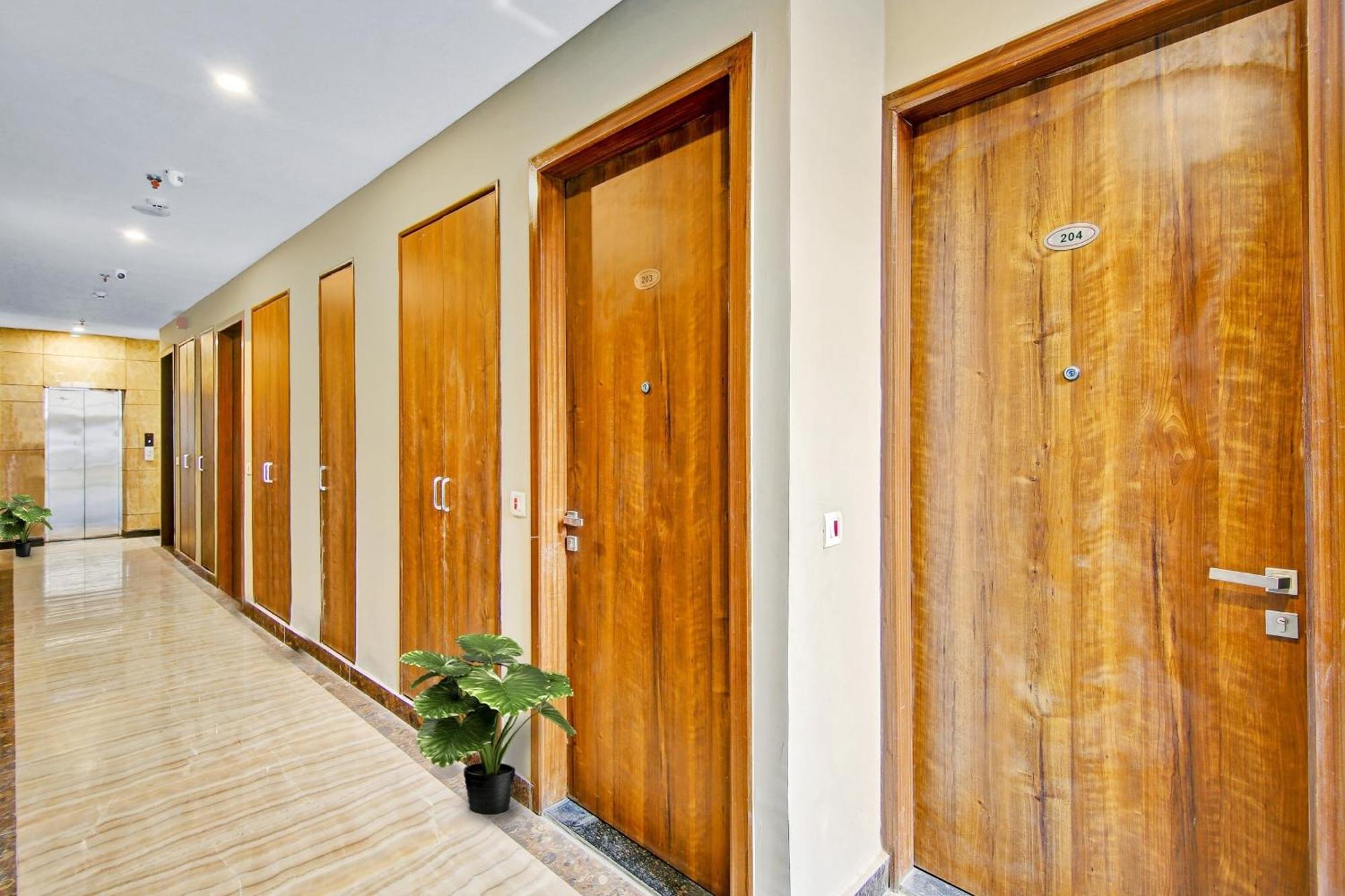 Townhouse Golden Frame Hotel Ghaziabad Ngoại thất bức ảnh