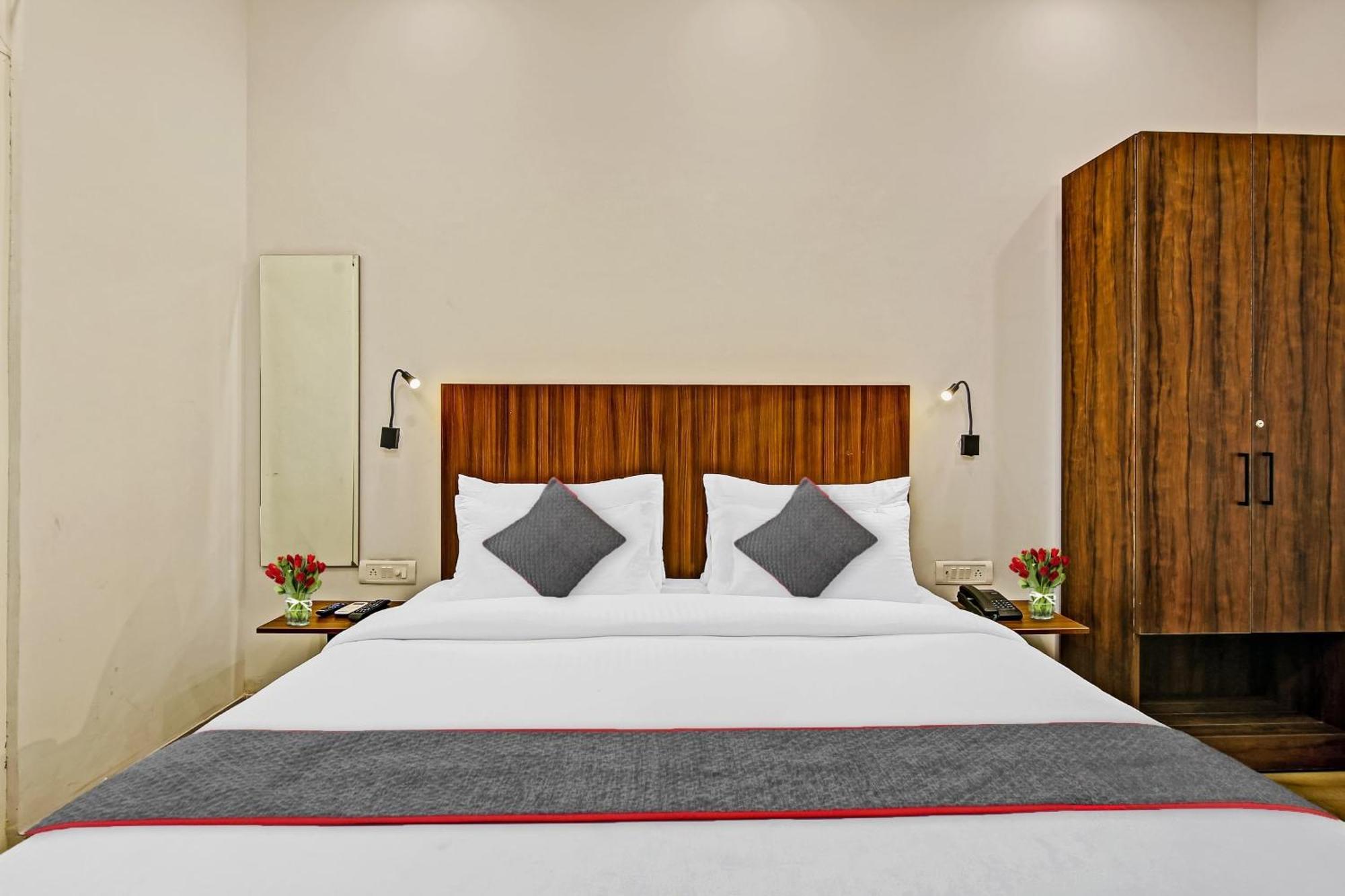 Townhouse Golden Frame Hotel Ghaziabad Ngoại thất bức ảnh