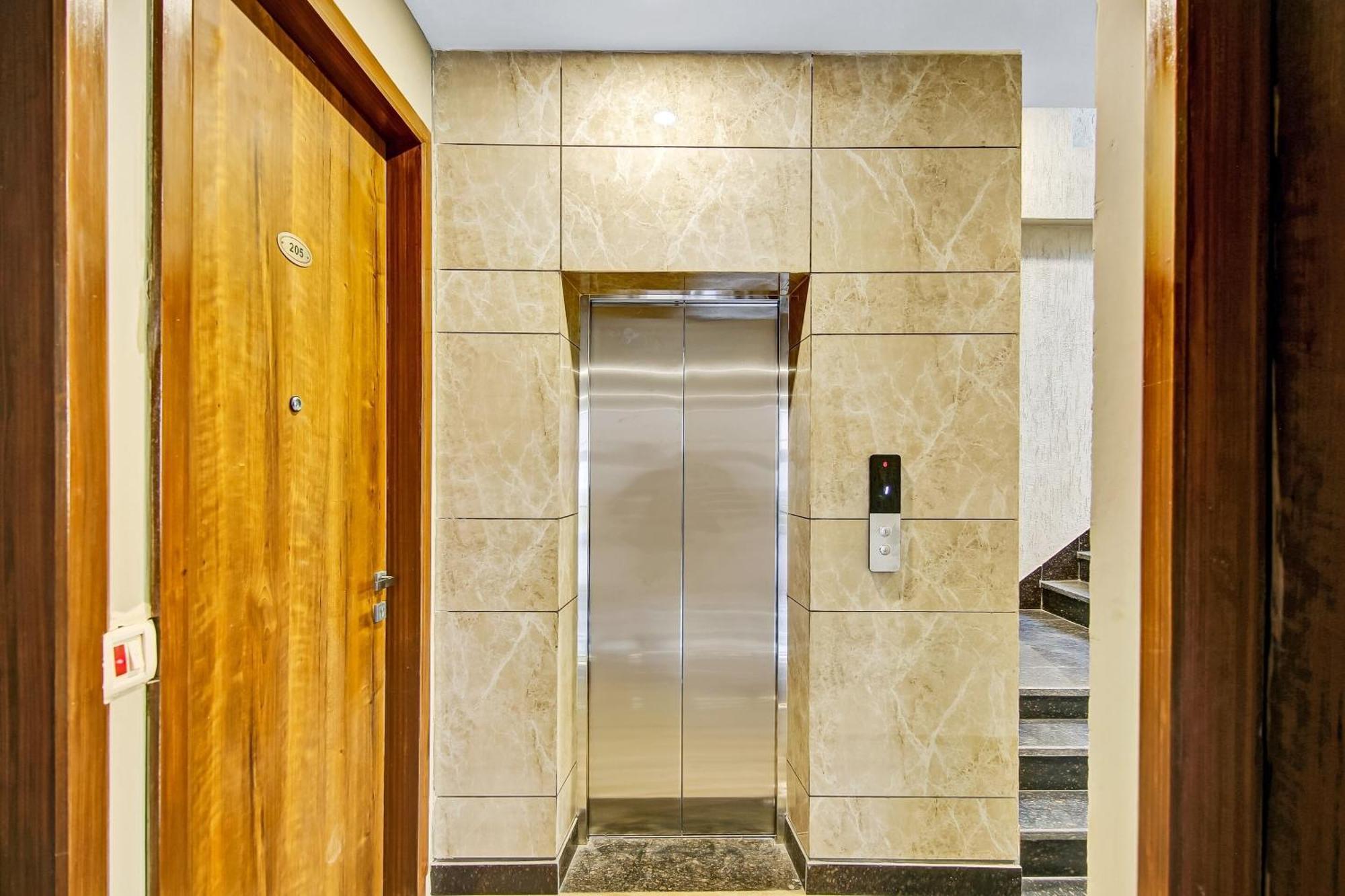 Townhouse Golden Frame Hotel Ghaziabad Ngoại thất bức ảnh