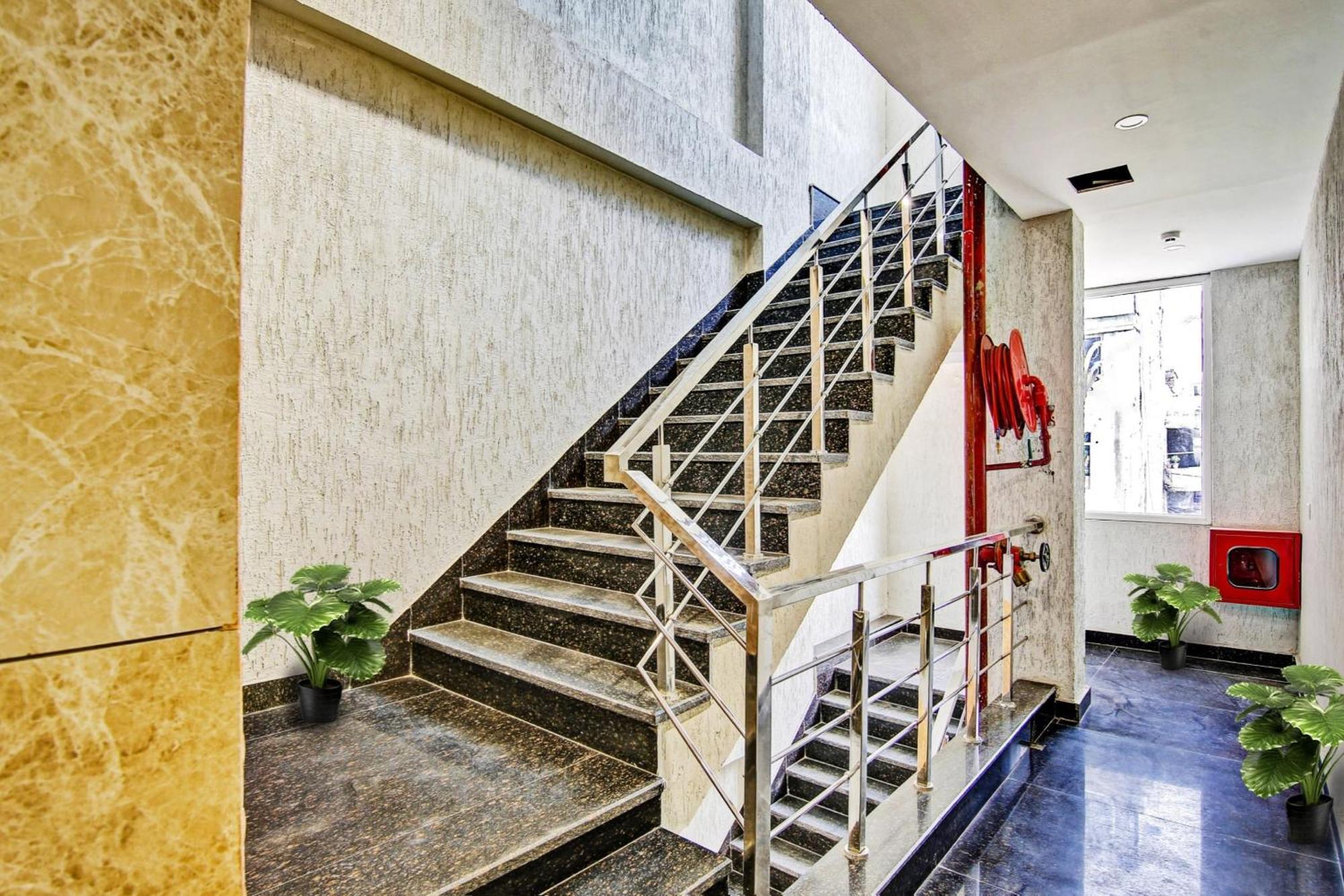Townhouse Golden Frame Hotel Ghaziabad Ngoại thất bức ảnh